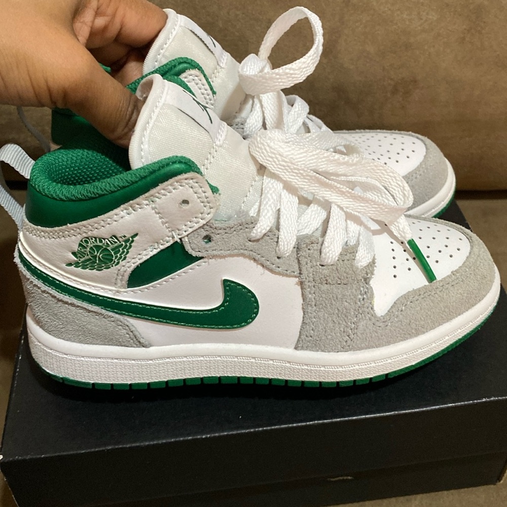 Jordan 1 mid